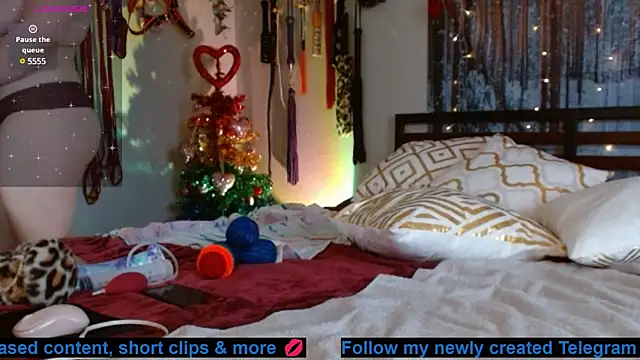 Snapshot of GoddessUltraViolet chatting on 01-25-25, 08:21 GoddessUltraViolet online show from 01-25-25, 08:21