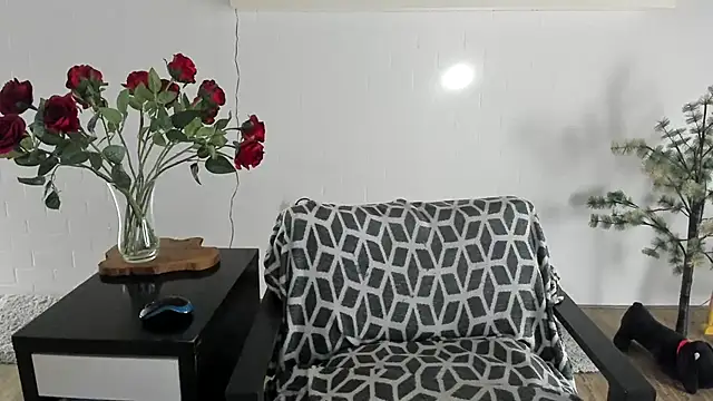 MendiPetite online show from 04-23-26, 04:53