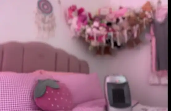 Snapshot of pinkie_piexx chatting on 02-14-25, 03:15 pinkie piexx online show from 02-14-25, 03:15