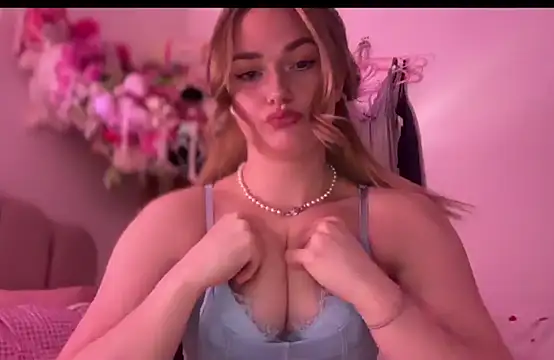 Snapshot of pinkie_piexx chatting on 02-19-25, 08:31 pinkie piexx online show from 02-19-25, 08:31