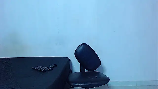 Snapshot of mikecoper_23 chatting on 05-10-26, 01:27 mikecoper 23 online show from 05-10-26, 01:27