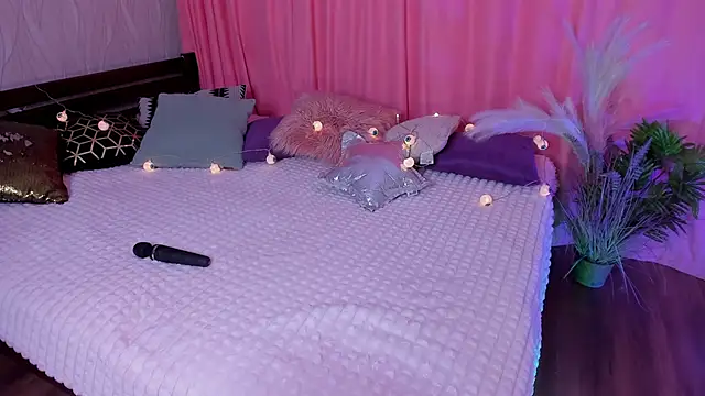 Miss Elia online show from 12-17-24, 05:15