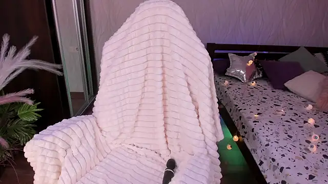 Miss Elia online show from 12-18-24, 04:28