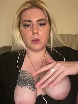 Blondiee3088 online show from 03-05-25, 07:49