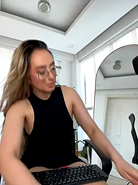 nicollefiorett online show from 10-07-25, 09:12