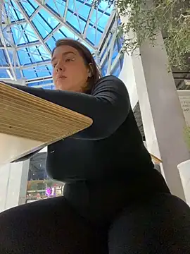 Snapshot of SuzieMurray chatting on 12-03-24, 12:27 SuzieMurray online show from 12-03-24, 12:27