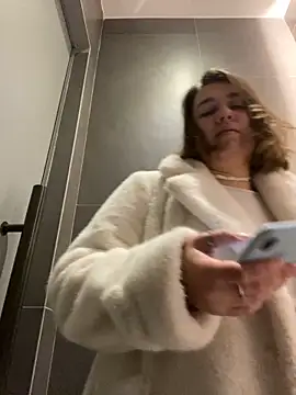 Snapshot of SuzieMurray chatting on 12-06-24, 12:27 SuzieMurray online show from 12-06-24, 12:27