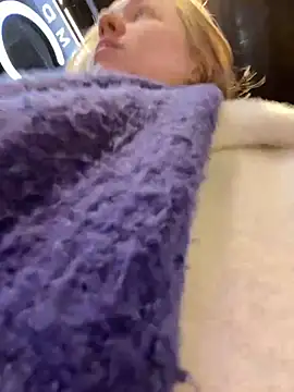 Snapshot of SuzieMurray chatting on 12-18-24, 09:14 SuzieMurray online show from 12-18-24, 09:14