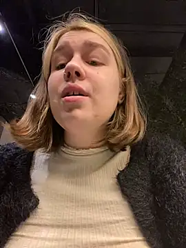 Snapshot of SuzieMurray chatting on 12-18-24, 12:18 SuzieMurray online show from 12-18-24, 12:18