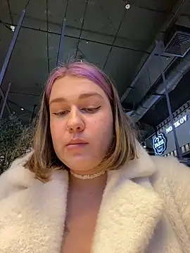 Snapshot of SuzieMurray chatting on 12-20-24, 01:00 SuzieMurray online show from 12-20-24, 01:00