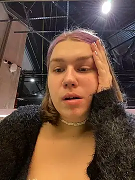 Snapshot of SuzieMurray chatting on 12-23-24, 12:30 SuzieMurray online show from 12-23-24, 12:30