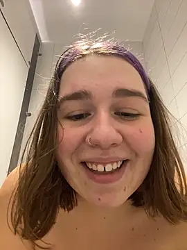 Snapshot of SuzieMurray chatting on 01-04-25, 09:21 SuzieMurray online show from 01-04-25, 09:21