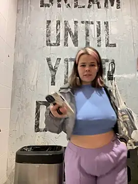 Snapshot of SuzieMurray chatting on 02-05-25, 11:12 SuzieMurray online show from 02-05-25, 11:12