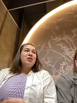 Snapshot of SuzieMurray chatting on 02-11-25, 08:15 SuzieMurray online show from 02-11-25, 08:15