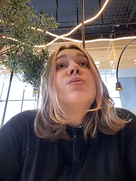 Snapshot of SuzieMurray chatting on 03-04-25, 11:29 SuzieMurray online show from 03-04-25, 11:29