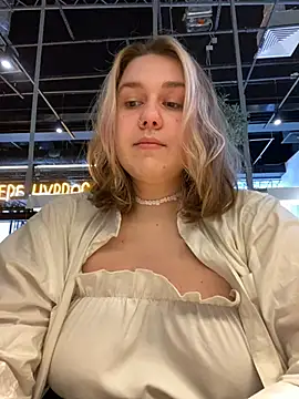 Snapshot of SuzieMurray chatting on 03-18-25, 11:30 SuzieMurray online show from 03-18-25, 11:30