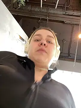 Snapshot of SuzieMurray chatting on 03-19-25, 11:17 SuzieMurray online show from 03-19-25, 11:17