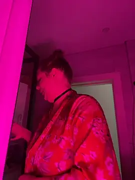 Snapshot of SuzieMurray chatting on 09-16-25, 10:27 SuzieMurray online show from 09-16-25, 10:27