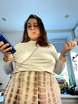 Snapshot of SuzieMurray chatting on 09-25-25, 10:19 SuzieMurray online show from 09-25-25, 10:19