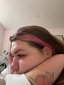 Snapshot of SuzieMurray chatting on 10-05-25, 10:24 SuzieMurray online show from 10-05-25, 10:24