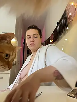 Snapshot of SuzieMurray chatting on 10-10-25, 10:58 SuzieMurray online show from 10-10-25, 10:58