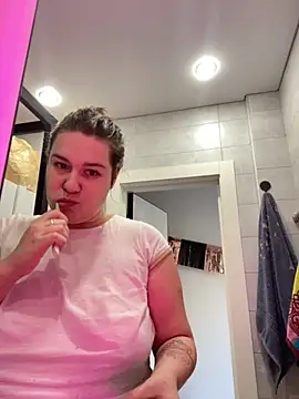 Snapshot of SuzieMurray chatting on 10-18-25, 10:38 SuzieMurray online show from 10-18-25, 10:38