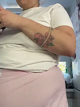 Snapshot of SuzieMurray chatting on 10-21-25, 12:50 SuzieMurray online show from 10-21-25, 12:50