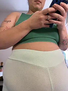 Snapshot of SuzieMurray chatting on 10-23-25, 10:14 SuzieMurray online show from 10-23-25, 10:14