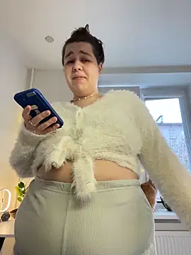 Snapshot of SuzieMurray chatting on 11-12-25, 08:48 SuzieMurray online show from 11-12-25, 08:48