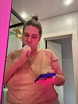 Snapshot of SuzieMurray chatting on 11-16-25, 08:20 SuzieMurray online show from 11-16-25, 08:20