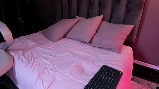 Snapshot of anniemayerx_ chatting on 01-24-25, 03:34 anniemayerx online show from 01-24-25, 03:34