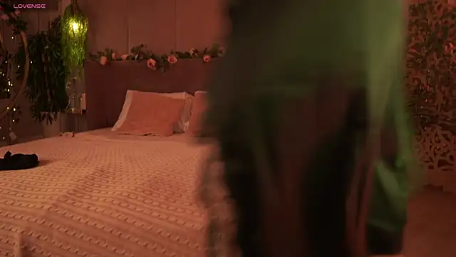 Smiley Mia online show from 09-20-25, 05:08