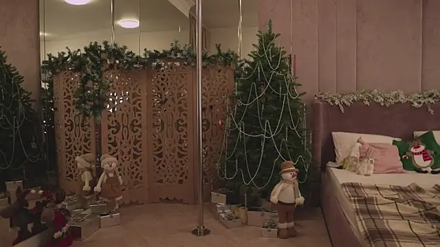 Smiley Mia online show from 12-20-25, 05:03