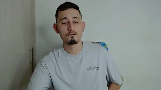 Snapshot of enzo_0814 chatting on 09-11-25, 07:41 enzo 0814 online show from 09-11-25, 07:41