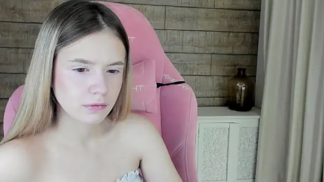 MilanaBalmain online show from 11-22-25, 04:22