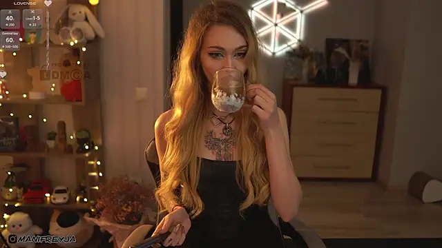 ManiFreyja online show from 10-21-25, 06:19