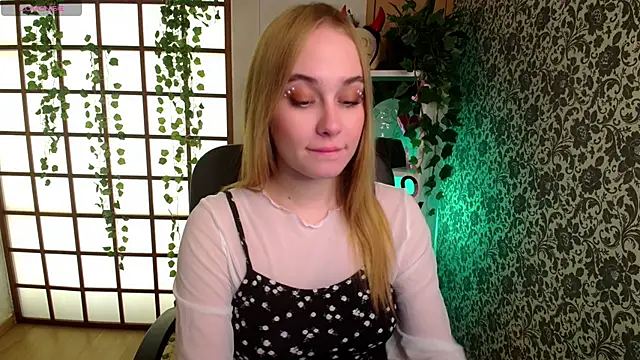 Snapshot of LianaBright chatting on 12-11-24, 02:30 LianaBright online show from 12-11-24, 02:30