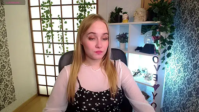 Snapshot of LianaBright chatting on 12-11-24, 05:32 LianaBright online show from 12-11-24, 05:32