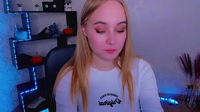 Snapshot of LianaBright chatting on 12-14-24, 05:36 LianaBright online show from 12-14-24, 05:36