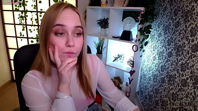 Snapshot of LianaBright chatting on 12-17-24, 06:56 LianaBright online show from 12-17-24, 06:56