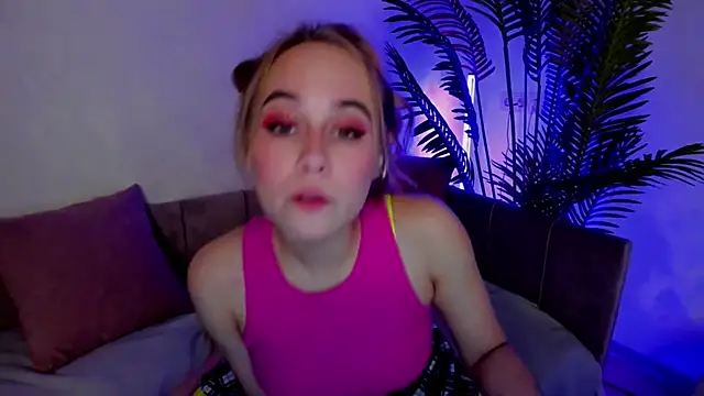 Snapshot of LianaBright chatting on 12-28-24, 05:25 LianaBright online show from 12-28-24, 05:25