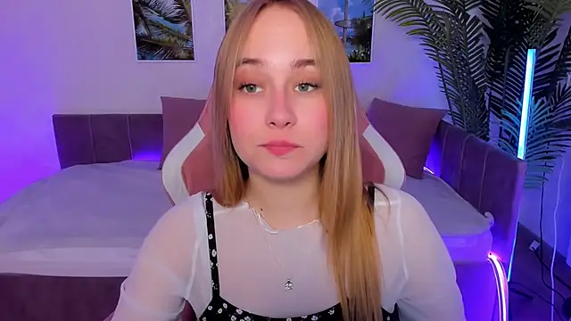 Snapshot of LianaBright chatting on 03-06-25, 08:41 LianaBright online show from 03-06-25, 08:41