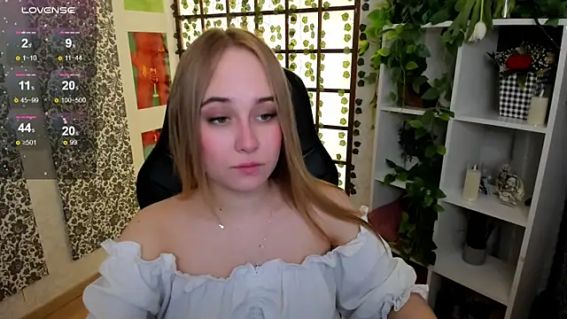 Snapshot of LianaBright chatting on 03-09-25, 02:07 LianaBright online show from 03-09-25, 02:07