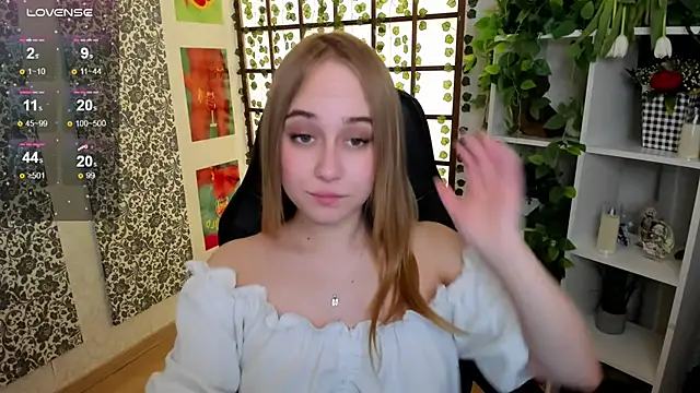 Snapshot of LianaBright chatting on 03-09-25, 05:22 LianaBright online show from 03-09-25, 05:22