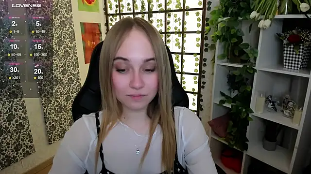 Snapshot of LianaBright chatting on 03-10-25, 05:22 LianaBright online show from 03-10-25, 05:22