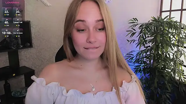 Snapshot of LianaBright chatting on 03-13-25, 12:13 LianaBright online show from 03-13-25, 12:13