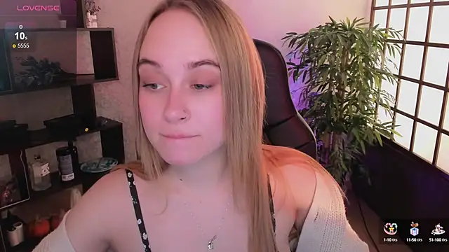 Snapshot of LianaBright chatting on 03-22-25, 05:28 LianaBright online show from 03-22-25, 05:28