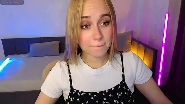 Snapshot of LianaBright chatting on 09-18-25, 02:13 LianaBright online show from 09-18-25, 02:13