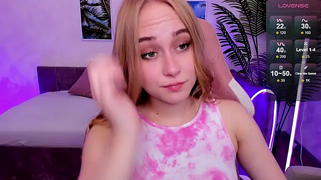 Snapshot of LianaBright chatting on 09-28-25, 02:06 LianaBright online show from 09-28-25, 02:06