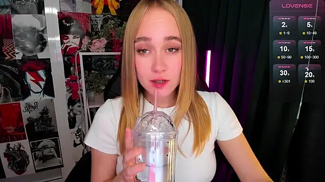 Snapshot of LianaBright chatting on 10-09-25, 02:53 LianaBright online show from 10-09-25, 02:53